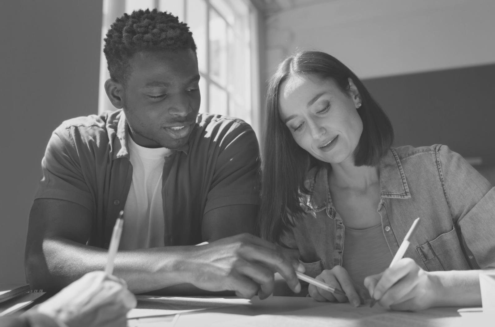 Team bei kollaborativer Arbeit in modernem Büroumfeld